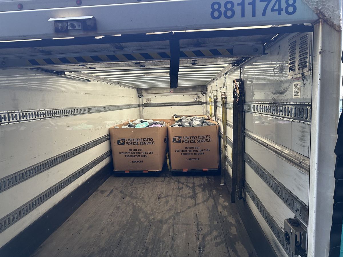 装满 USPS 大箱的货车